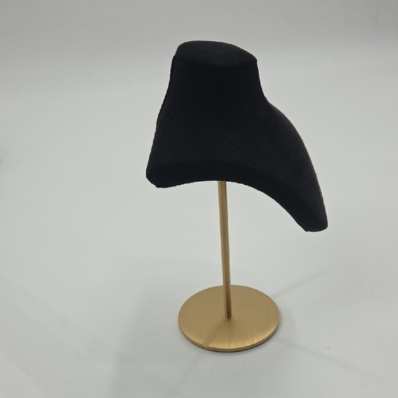 Elegant Velvet Necklace Display - Picture 9 of 14